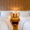 Table de chevet flottante de style Westin avec ports USB
