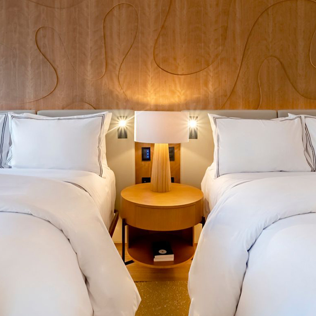 Table de chevet flottante de style Westin avec ports USB