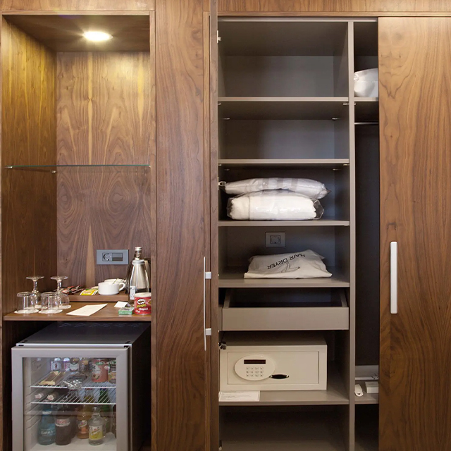 Armoire d'hôtel personnalisée avec éclairage LED pour chambres d'hôtes