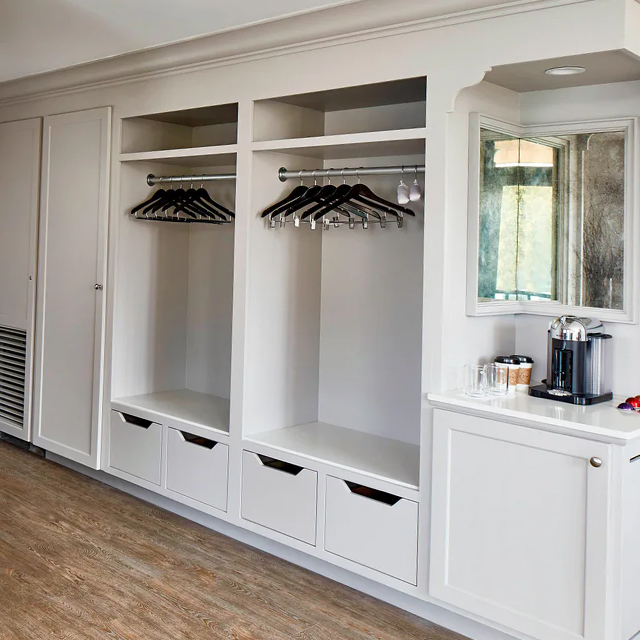Armoire de suite d'hôtel en placage de bois