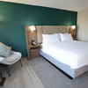 Très grand lit plateforme de style Holiday Inn avec tête de lit rembourrée