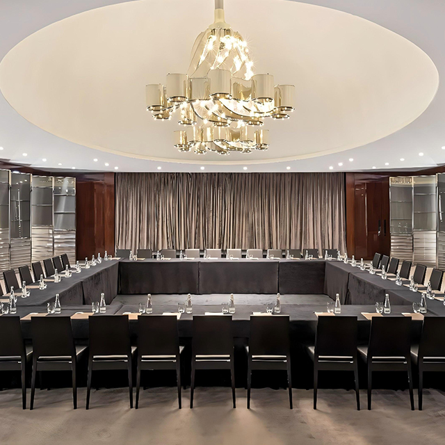 Ensemble table et chaises de conférence de style Bulgari