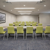Mobilier de conférence fonctionnel et robuste à auvent