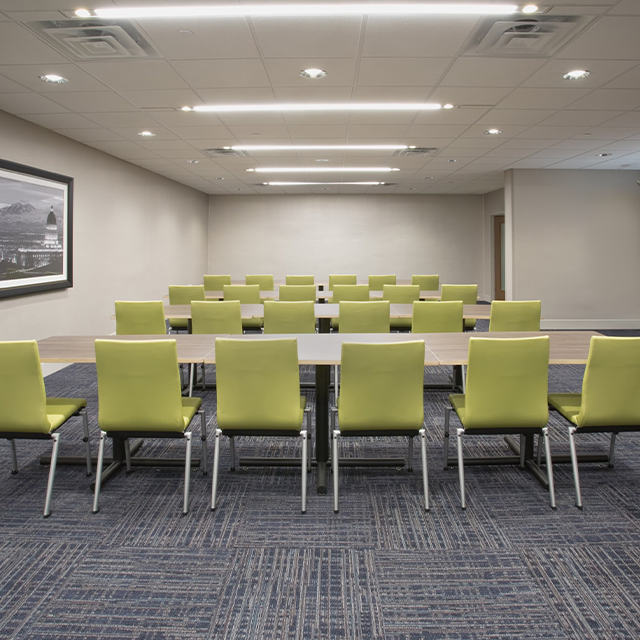 Mobilier de conférence fonctionnel et robuste à auvent