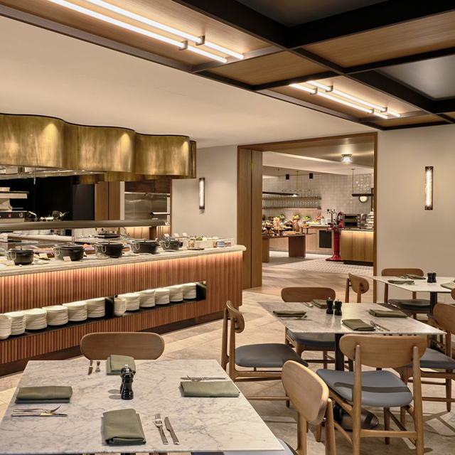 Ensemble de table et de chaises de restaurant d'hôtel en placage de bois