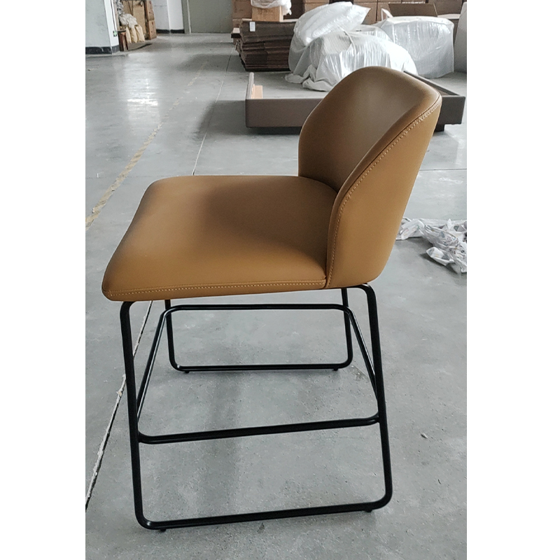 Tabouret de bar en similicuir à dossier incurvé avec structure en métalTabouret de bar en similicuir à dossier incurvé avec structure en métal