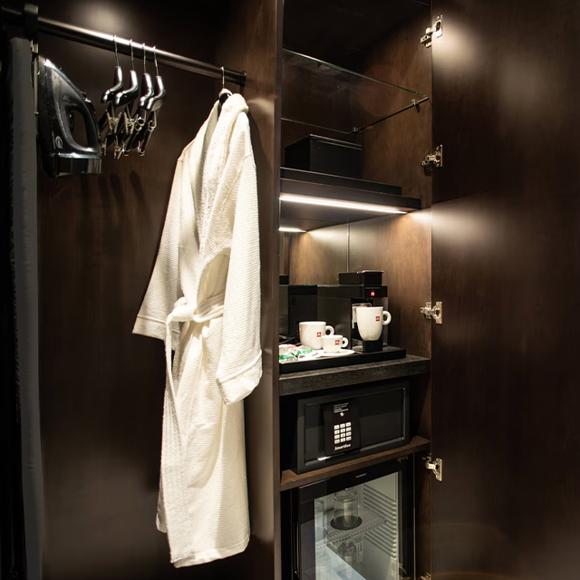 Armoire de suite d'hôtel en placage de bois
