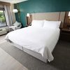 Très grand lit plateforme de style Holiday Inn avec tête de lit rembourrée