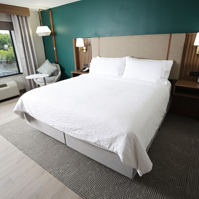 Très grand lit plateforme de style Holiday Inn avec tête de lit rembourrée