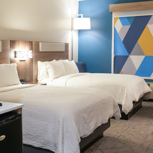 Très grand lit plateforme rembourré de style DoubleTree