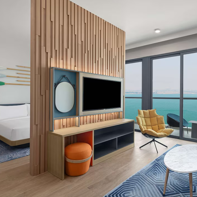 Meuble TV d'hôtel à étagère ouverte avec minibar