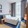 Lit d'hôtel à plate-forme simple avec tête de lit rembourrée
