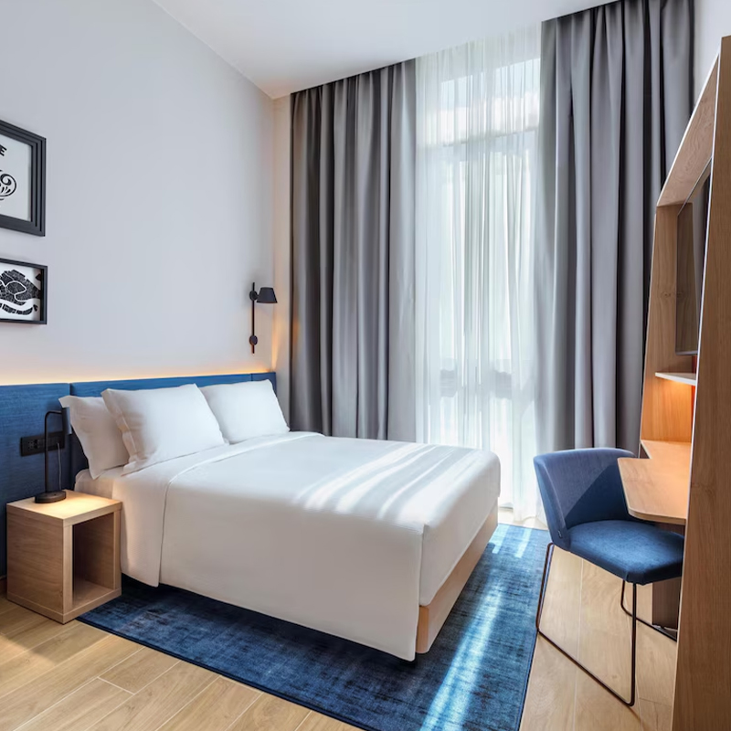 Lit d'hôtel à plate-forme simple avec tête de lit rembourrée