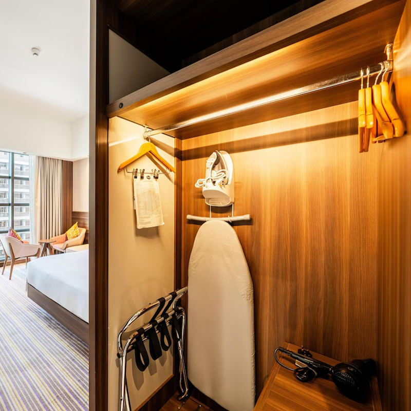 Système de garde-robe d'hôtel en placage de bois intégré