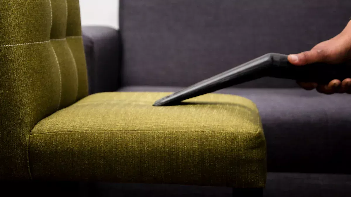 comment nettoyer les taches noires de la tête sur le tissu d'ameublement