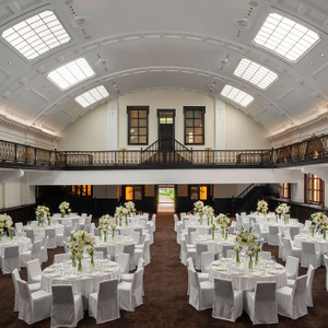 Ensemble table et chaises de banquet d'hôtel