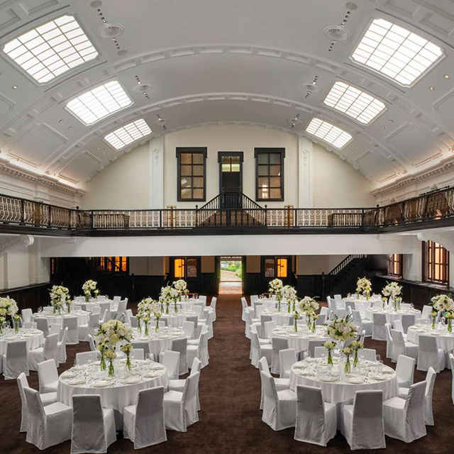 Ensemble table et chaises de banquet d'hôtel