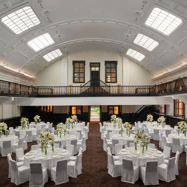 Ensemble table et chaises de banquet d'hôtel