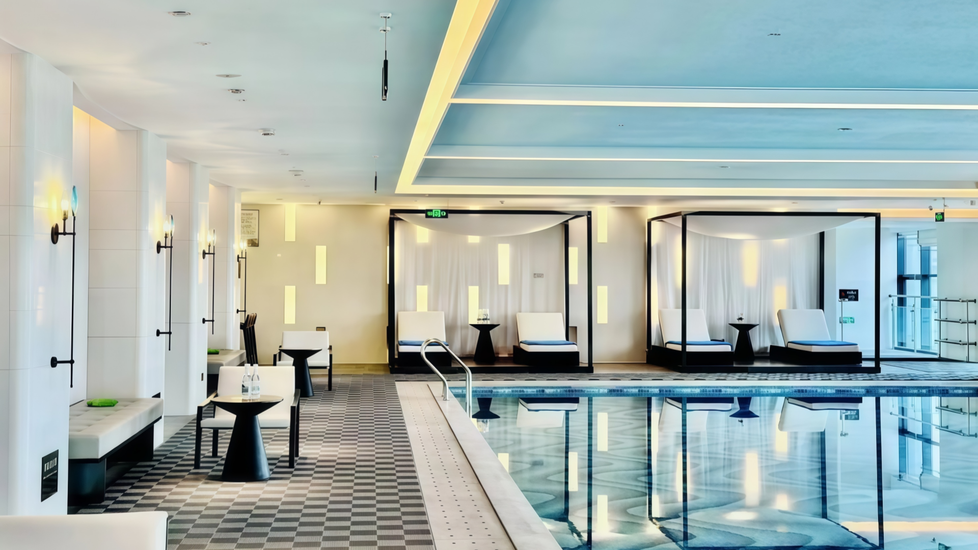 au bord de la piscine(3)
