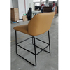 Tabouret de bar en similicuir à dossier incurvé avec structure en métalTabouret de bar en similicuir à dossier incurvé avec structure en métal