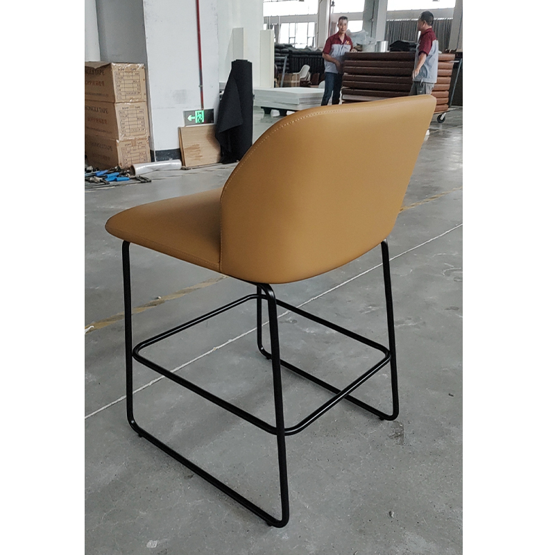 Tabouret de bar en similicuir à dossier incurvé avec structure en métalTabouret de bar en similicuir à dossier incurvé avec structure en métal