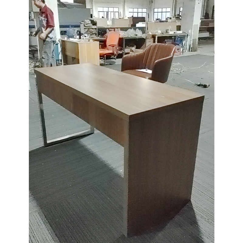 Bureau en bois de noyer avec structure en métal