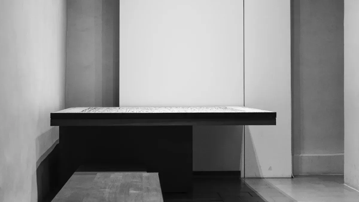 Le brutalisme dans le mobilier se démarque des styles modernes