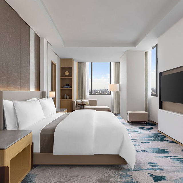 Lit d'hôtel en placage de bois avec tête de lit rembourrée