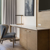 Bureau d'écriture d'hôtel intégré pour chambre d'amis