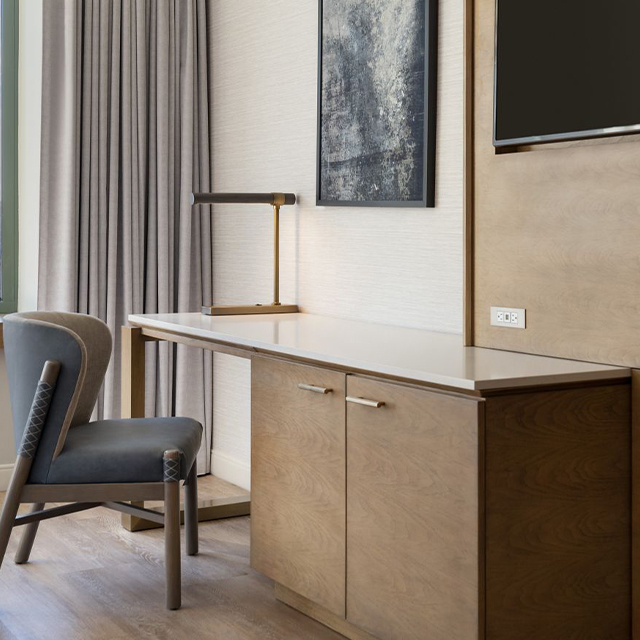 Bureau d'écriture d'hôtel intégré pour chambre d'amis