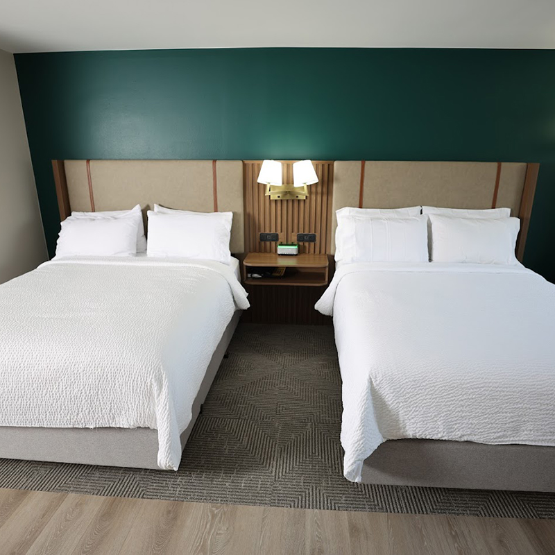 Très grand lit plateforme de style Holiday Inn avec tête de lit rembourrée