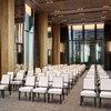 Ensemble table et chaises de conférence de style Bulgari