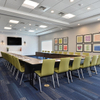 Mobilier de conférence fonctionnel et robuste à auvent