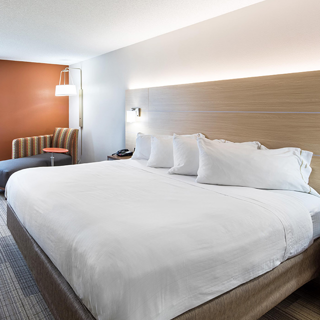 Très grand lit plateforme rembourré de style DoubleTree