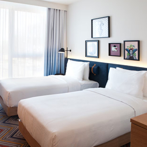 Lit d'hôtel double plateforme avec tête de lit rembourrée