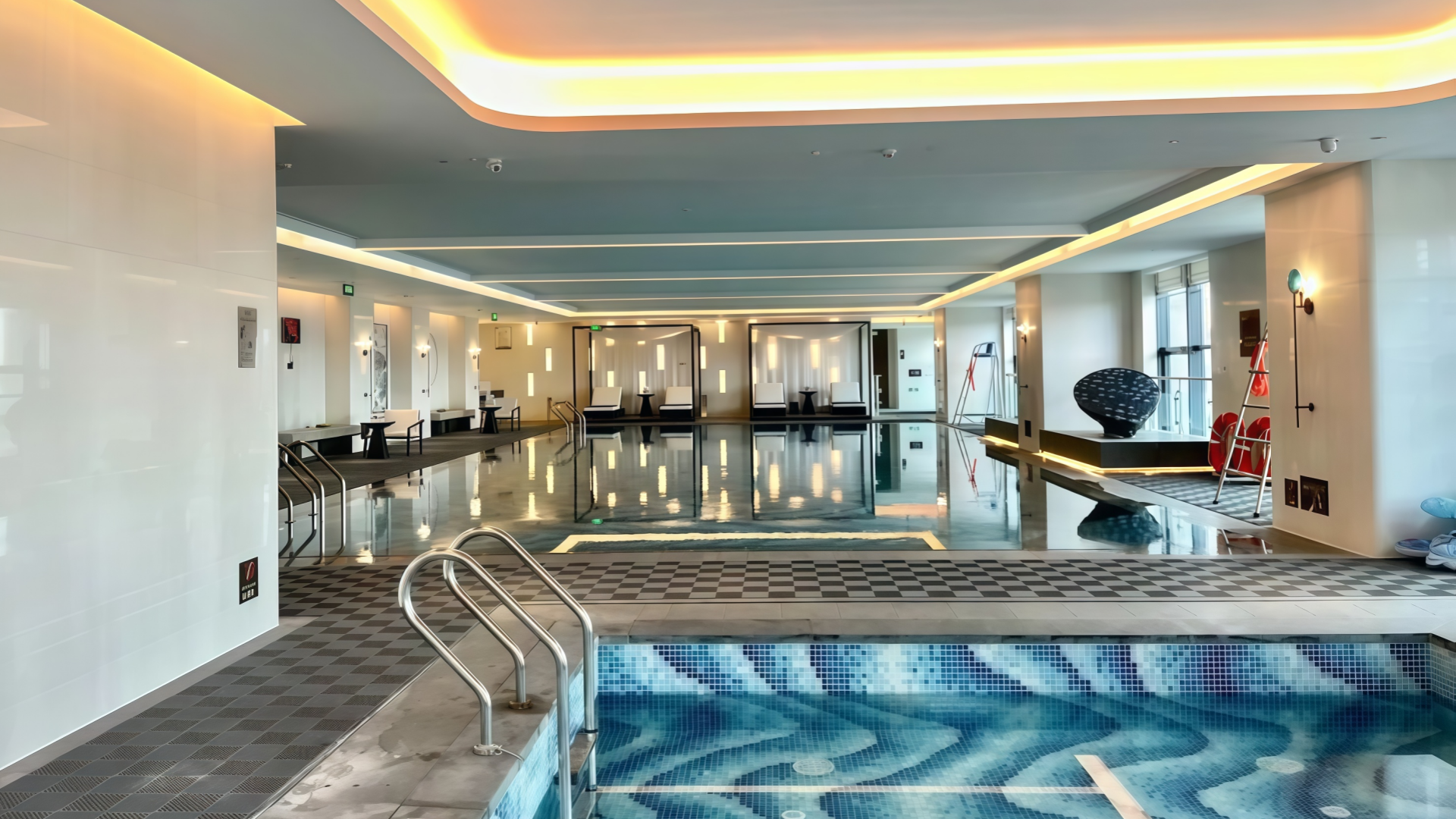 au bord de la piscine(2)