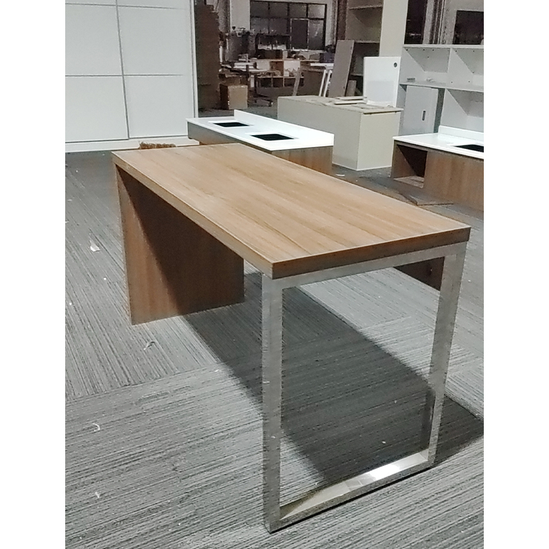 Bureau en bois de noyer avec structure en métal