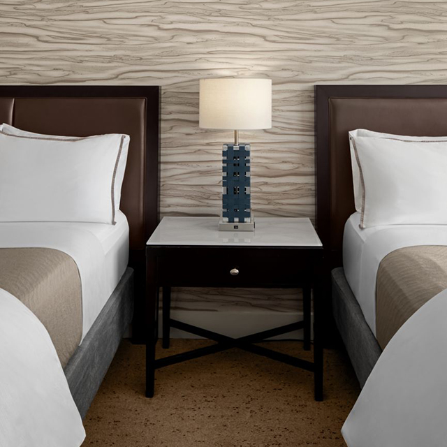 Table de chevet flottante de style Westin avec ports USB