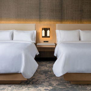 Table de nuit d'hôtel en bois avec tiroir et étagère ouverte