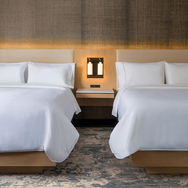Table de nuit d'hôtel en bois avec tiroir et étagère ouverte