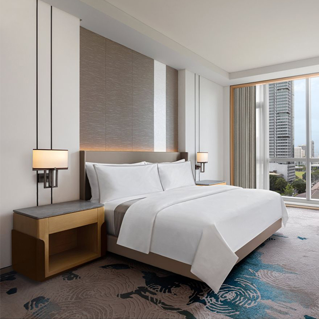 Lit d'hôtel en placage de bois avec tête de lit rembourrée