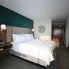 Très grand lit plateforme de style Holiday Inn avec tête de lit rembourrée