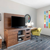 Meuble TV d'hôtel à étagère ouverte avec minibar