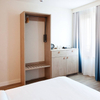 Système de garde-robe d'hôtel en placage de bois intégré