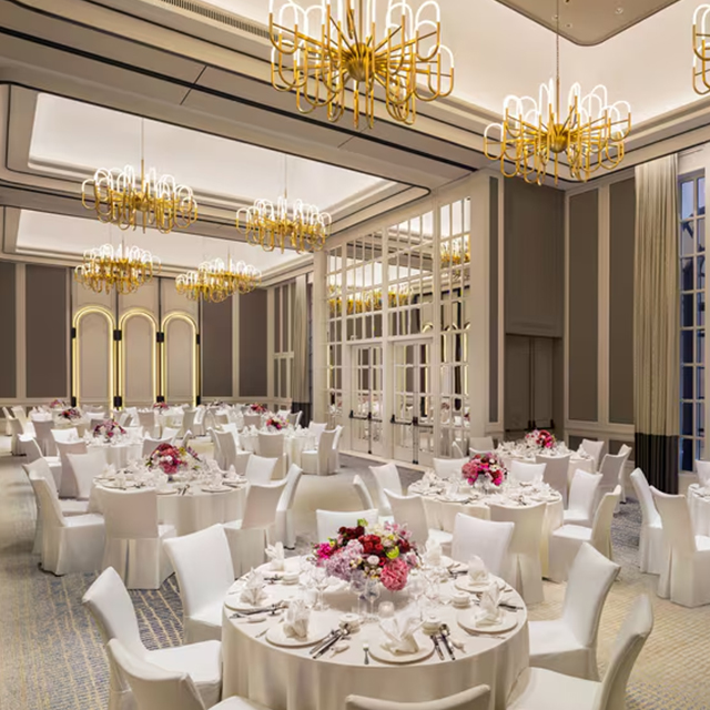 Ensemble table et chaises de banquet d'hôtel