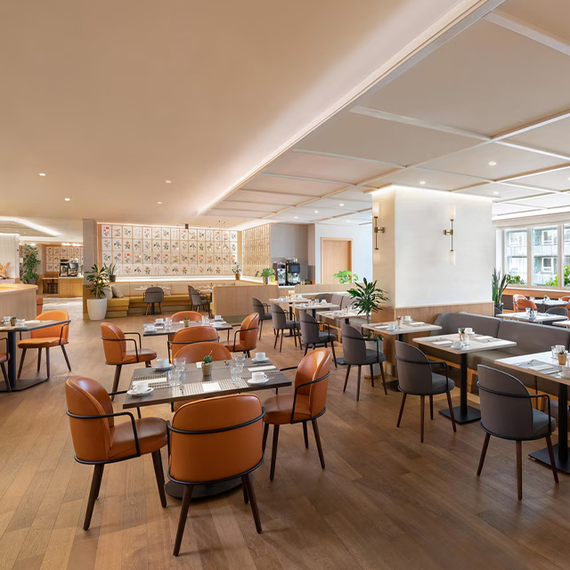 Ensemble de table et de chaises de restaurant d'hôtel en placage de bois