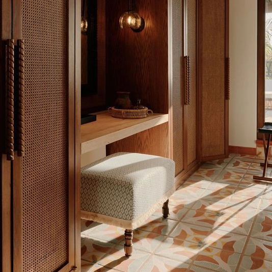 Bureau d'écriture d'hôtel moderne en bois avec tiroirs
